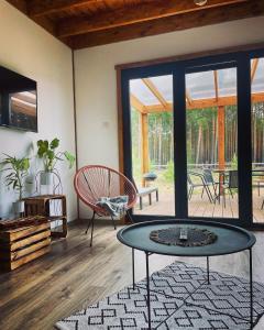 Balkón nebo terasa v ubytování Sworna łąka z zewnętrznym SPA- sauna, jacuzzi, balia