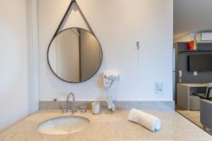 圣保罗Arte Arquitetura Vila Mariana的浴室水槽、吹风机和镜子 更多50张照片