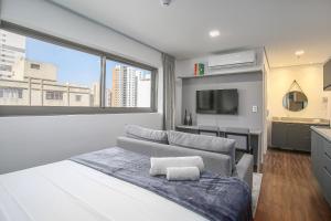 圣保罗Arte Arquitetura Vila Mariana的一间卧室，里面有一张床和一扇大窗户。