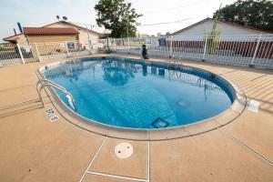 a large swimming pool in a yard at Americas Best Value Inn and Suites Siloam Springs in Siloam Springs