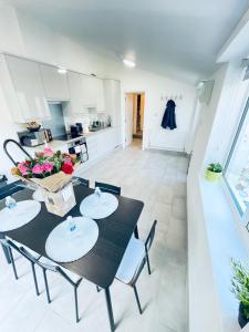 a dining room with a table and chairs and a kitchen at 2 Bedroom Modern House in Cambridge city centre in Chesterton