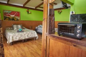 una camera con letto e piano cottura di Cabañas Maria Hau a Hanga Roa