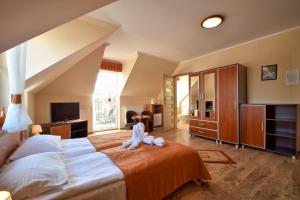 Un dormitorio con una cama grande con dos animales de peluche. en VILLA DAIRA, en Ustronie Morskie