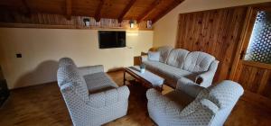 sala de estar con 2 sillas y sofá en Apartment TRIO FANTASTICO en Podaca