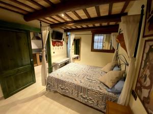 een slaapkamer met een bed in een kamer bij El Niuet in L'Escala