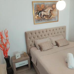 Schlafzimmer mit einem Bett mit Wandgemälde in der Unterkunft City lux Square apartments Skopje in Skopje