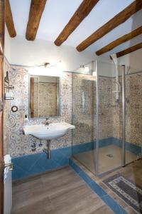 uma casa de banho com um lavatório e um chuveiro em Casa rural La Masadría em Mondot