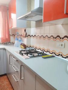 瓦倫西亞的住宿－Blasco Ibáñez Valencia Double Room with Private Bathroom in Shared Apartment，厨房配有白色的柜台和炉灶烤箱。