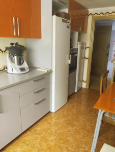 Blasco Ibáñez Valencia Double Room with Private Bathroom in Shared Apartment廚房或簡易廚房