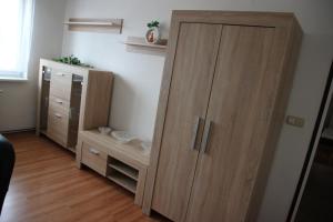um grande armário de madeira num quarto com uma cómoda em Prázdninové ubytování - celý byt jen Váš em Litomysl
