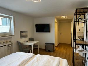 a bedroom with a bed and a table and a desk at *moderne Wohnung ANTON in VS mit Küche+Bad in Villingen-Schwenningen