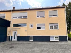 an empty parking lot in front of a building at *moderne Wohnung ANTON in VS mit Küche+Bad in Villingen-Schwenningen