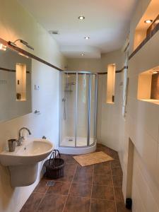 Koupelna v ubytování DOMEK NA LATYFUNDIACH + 43 fotografií