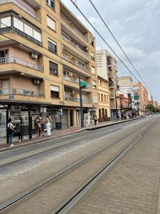 eine leere Straße in einer Stadt mit Gebäuden in der Unterkunft Esmeralda Apartment With Free Private Underground Parking in Valencia