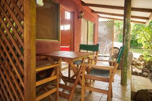 una mesa de madera y sillas en un patio en Cabañas Maria Hau, en Hanga Roa