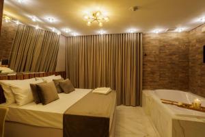 Postel nebo postele na pokoji v ubytování Medieval Motel SPA
