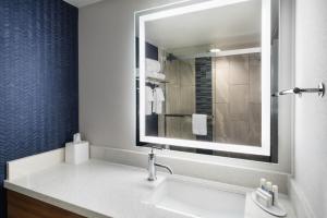 Fairfield Inn & Suites Boulder的一间浴室