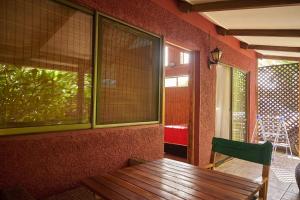ハンガ・ロアにあるCabañas Maria Hauの木製テーブルと窓が備わる客室です。