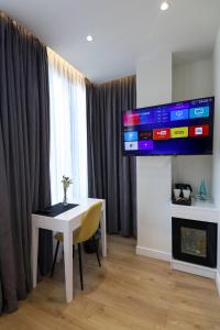 TV a/nebo společenská místnost v ubytování N HOTEL CITY CENTER BY NOSHI