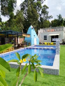 にあるCasa LiLa Tiny Stay & Pool Kota Bharu,free wifi,free parkingの家のある庭のスイミングプール