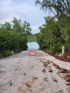 una señal en medio de una carretera con un lago en StoneSide Villa, en Providenciales