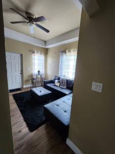 - un salon avec un canapé et un ventilateur de plafond dans l'établissement StoneSide Villa, à Providenciales