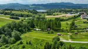 una vista aérea de un campo con árboles y un lago en BIWAK Na Sygulnej Przywieź namiot, en Mizerna