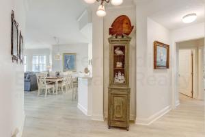 un salon avec une horloge grand-père et une salle à manger dans l'établissement Ocean Place Condo, à Amelia Island