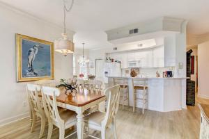 uma cozinha e sala de jantar com mesa e cadeiras em Ocean Place Condo em Amelia Island