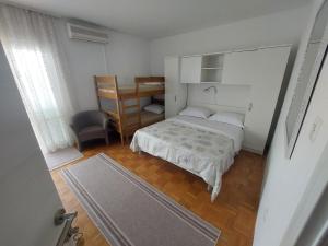 Habitación pequeña con cama y escritorio. en Diana Rooms and Apartments, en Starigrad-Paklenica