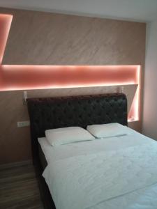 1 dormitorio con 1 cama con luz roja encima en House with pool - Mitrovic en Herceg-Novi