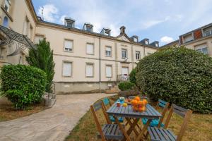 une table avec des citrouilles dessus devant un bâtiment dans l'établissement Essey-St Bohème 6 pers parking apt en souplex, à Essey-lès-Nancy
