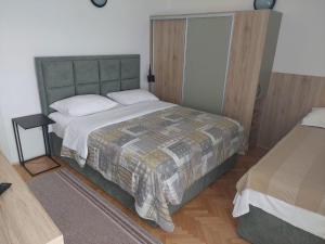 Diana Rooms and Apartments tesisinde bir odada yatak veya yataklar
