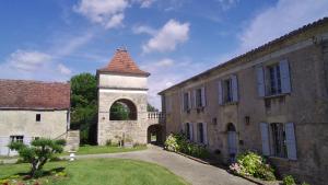 Caylus的住宿－Domaine de Monplaisir，一座老建筑,在院子里有塔