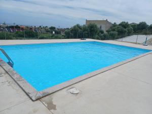 una gran piscina de agua azul en Belvedere en Castelsardo