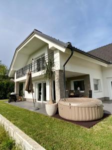 uma grande casa com uma grande banheira no quintal em Hiša Helena em Kranj