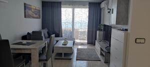 Una sala de estar con una mesa y un comedor. en Apartament na plaży w La Manga, en La Manga del Mar Menor