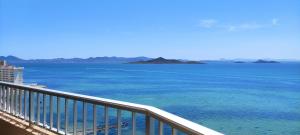 una vista del océano desde un balcón en Apartament na plaży w La Manga, en La Manga del Mar Menor