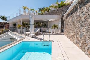 willa z basenem i domem w obiekcie Grand Horizon Luxury Boutique Apartments w mieście Puerto Rico de Gran Canaria