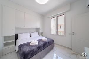 A bed or beds in a room at [Suite Aurora] Luxury in the center of Sanremo