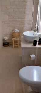 ein Bad mit einem Waschbecken und einem WC. in der Unterkunft Mirum Apuliae in Alberobello