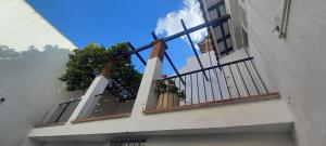 uma varanda de um edifício com plantas sobre ele em Casa Candelina em Mendoza