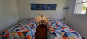 two twin beds in a room with at Casa Candelina in Mendoza
