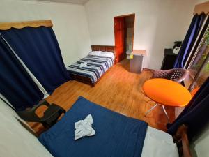 德雷克的住宿－Osa Corcovado Lodge，客厅配有床和桌椅