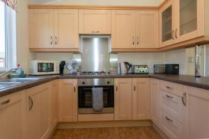 Η κουζίνα ή μικρή κουζίνα στο 7 Atlantic Crescent Lodge - 2 Bed-Sleeps 4-TJS7AC
