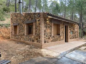 リオパルにあるCasa Rural Riópar, luxury in natureの森の中に建てられている石造りの家