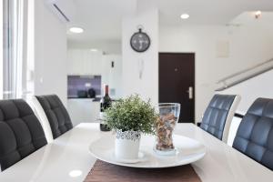 Natural landscape view Penthouse apartment with garage and 2 balconies 레스토랑 또는 맛집