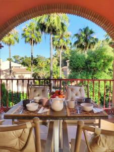 una mesa con un bol de fruta en el balcón en Villa privada en la playa 8 personas, en Marbella