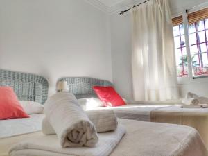 1 dormitorio con 2 camas y toallas. en Villa privada en la playa 8 personas, en Marbella
