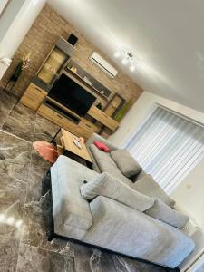 TV a/nebo společenská místnost v ubytování Apartmani LU&LO